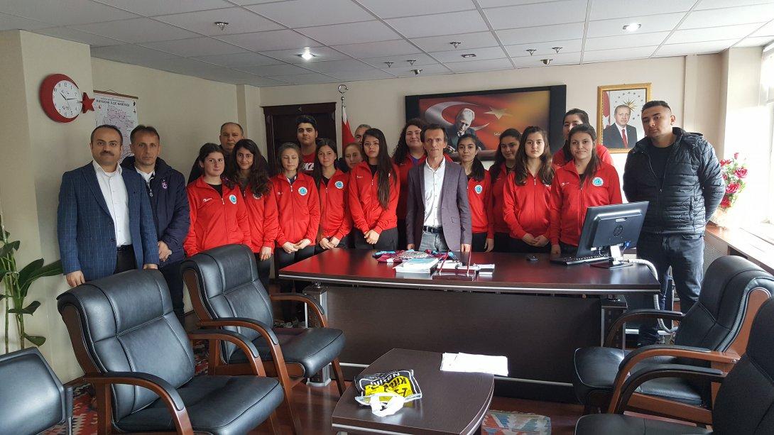 Pamukören Anadolu Lisesi Şampiyonları Kaymakamımız Sayın Yılmaz KURT u ziyaret etti.