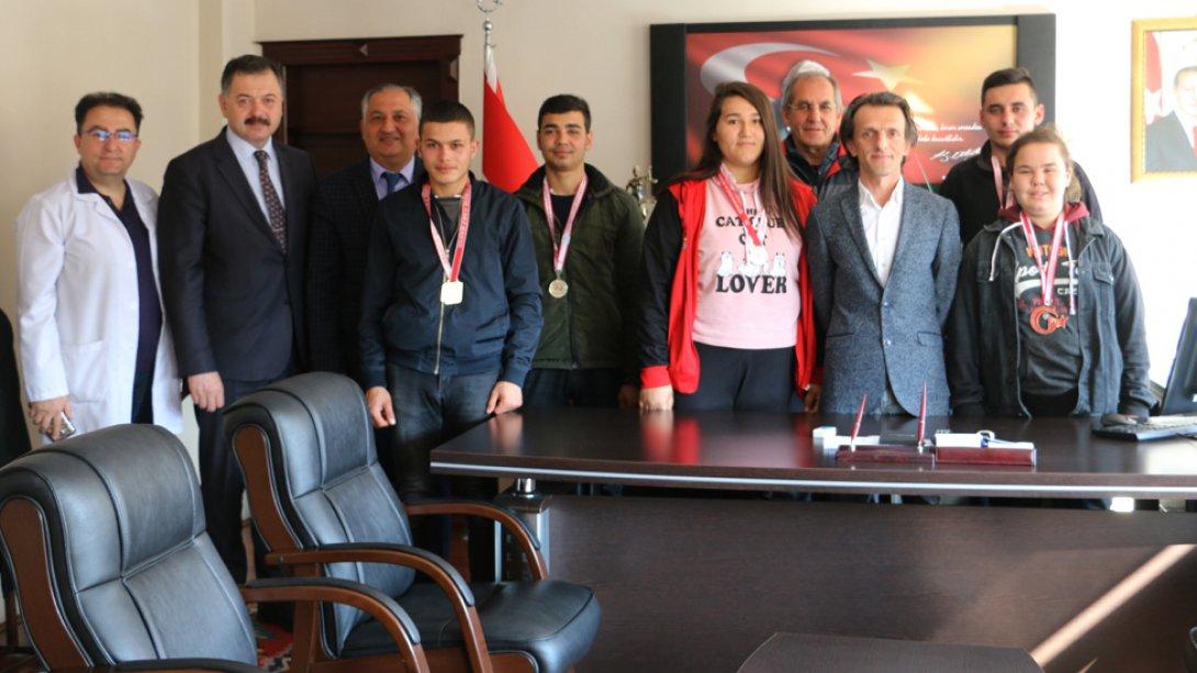 Türkiye birincisi öğrenciler Kaymakamımız sayın Yılmaz KURTu ziyaret etti.